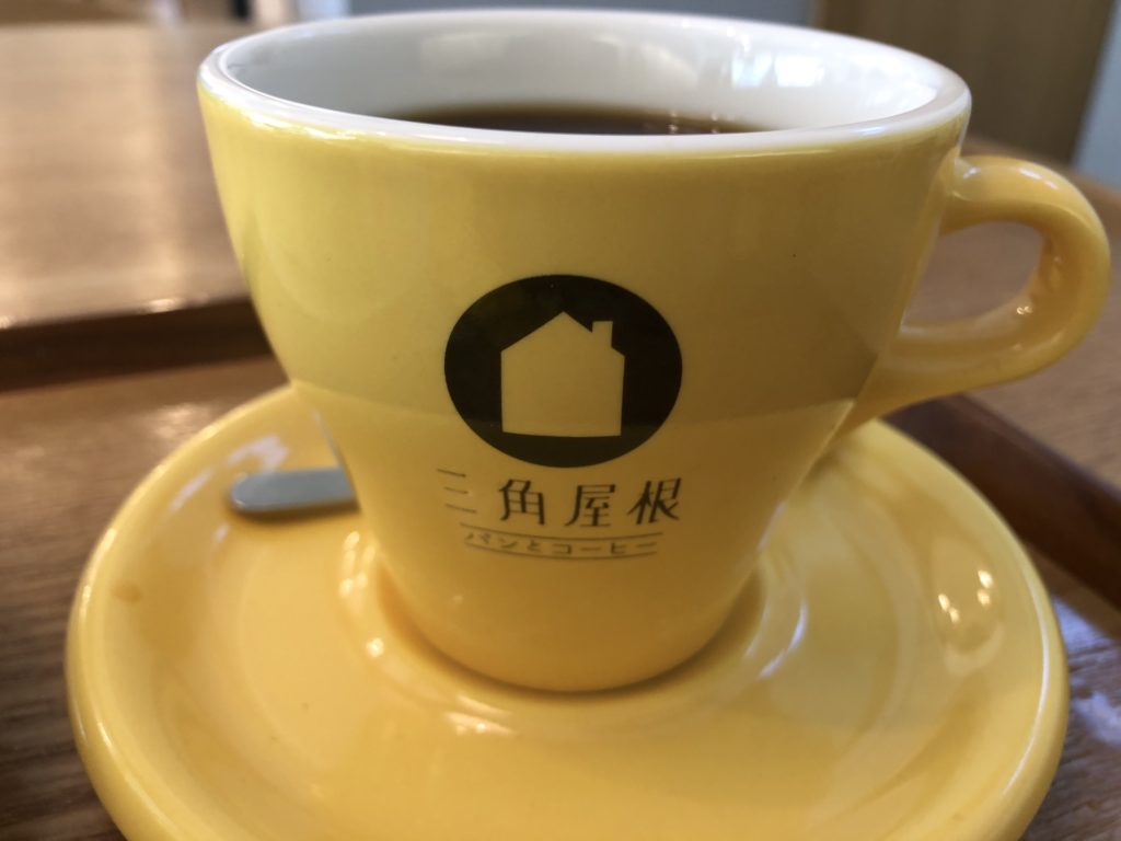 三角屋根のコーヒー