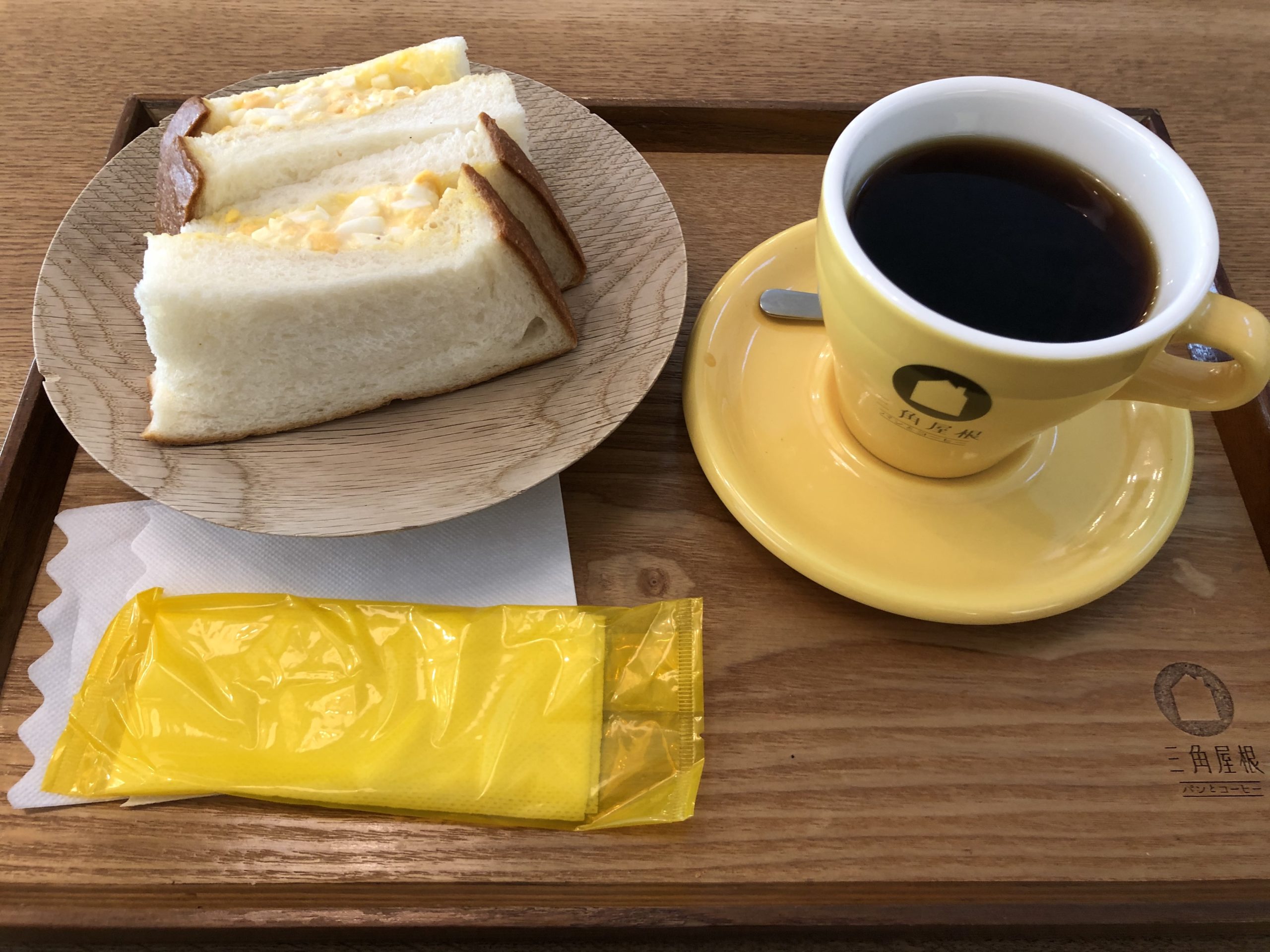 三角屋根　タマゴサンドイッチとコーヒー